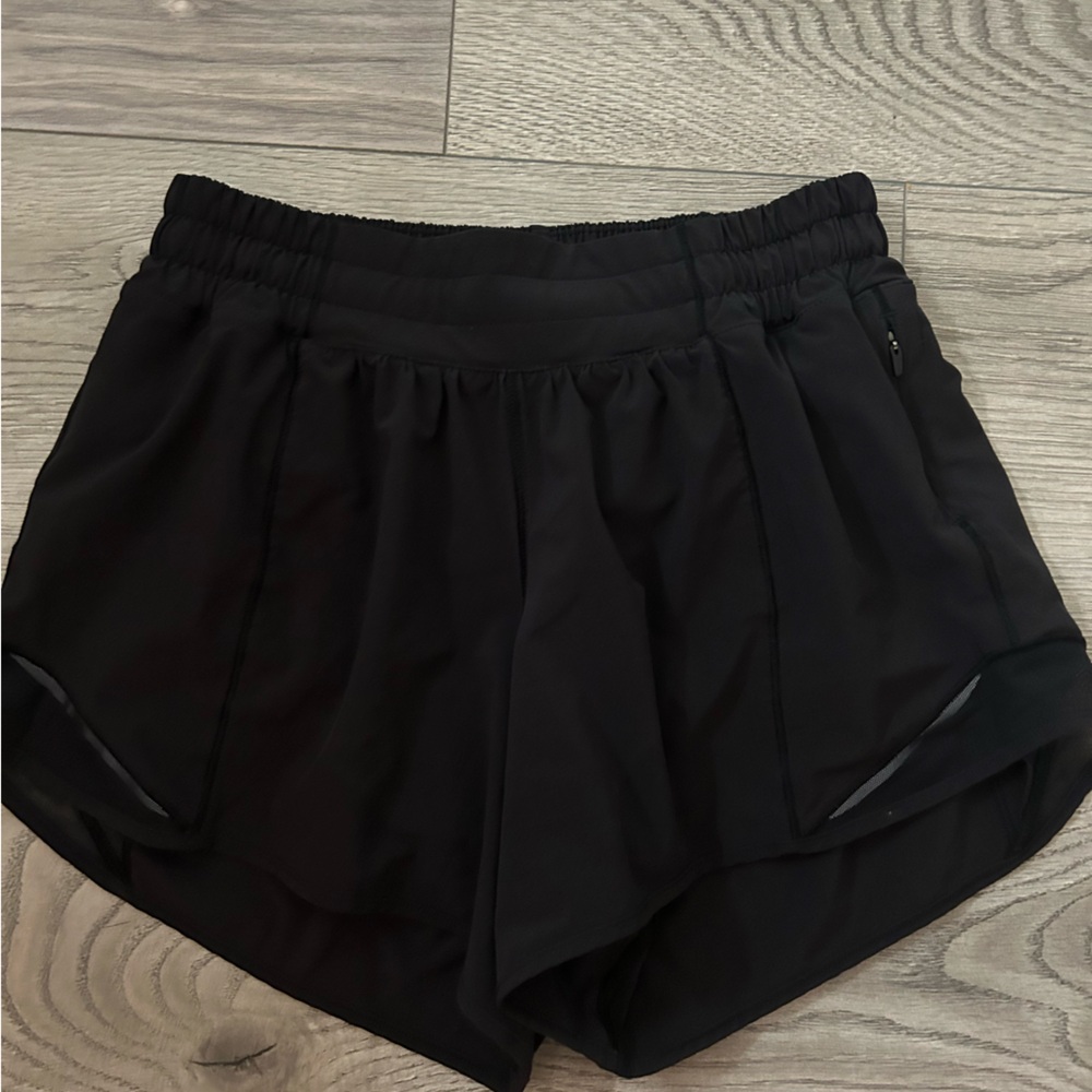 Lululemon Hotty Hot shorts. Low rise lined short. 2.5”
Size: 4